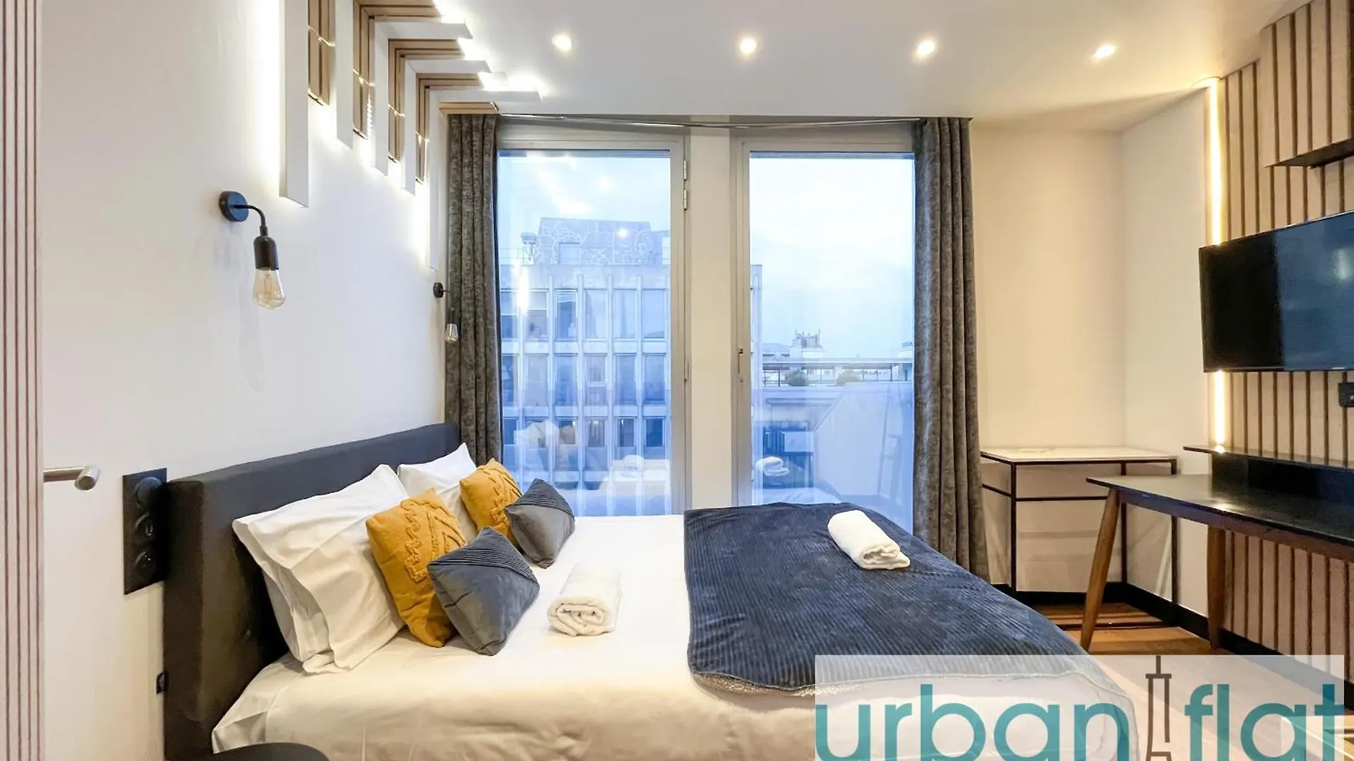 Urban Flat 129 - Sublime Art Love Champs-Elysees Paris