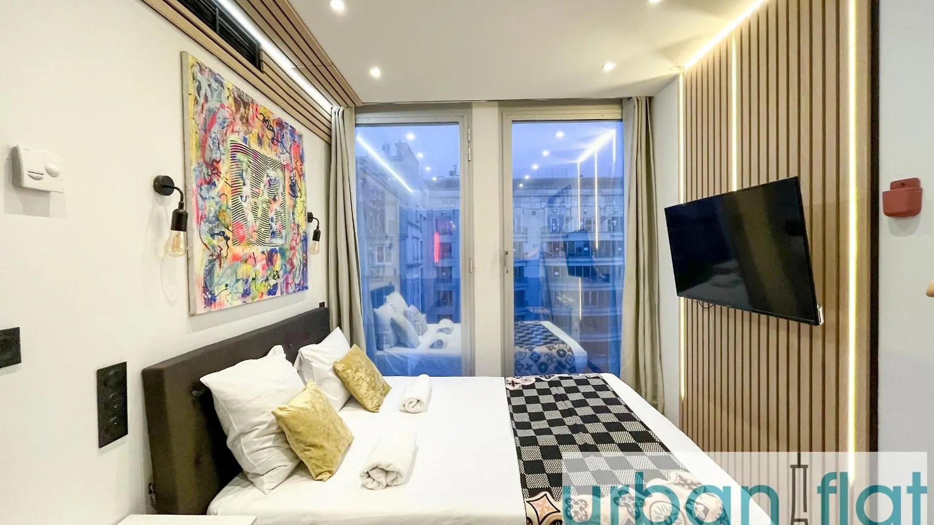 Urban Flat 129 - Sublime Art Love Champs-Elysees Paris