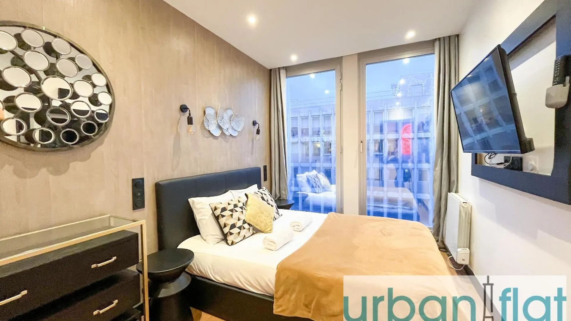 Urban Flat 129 - Sublime Art Love Champs-Elysees Parijs