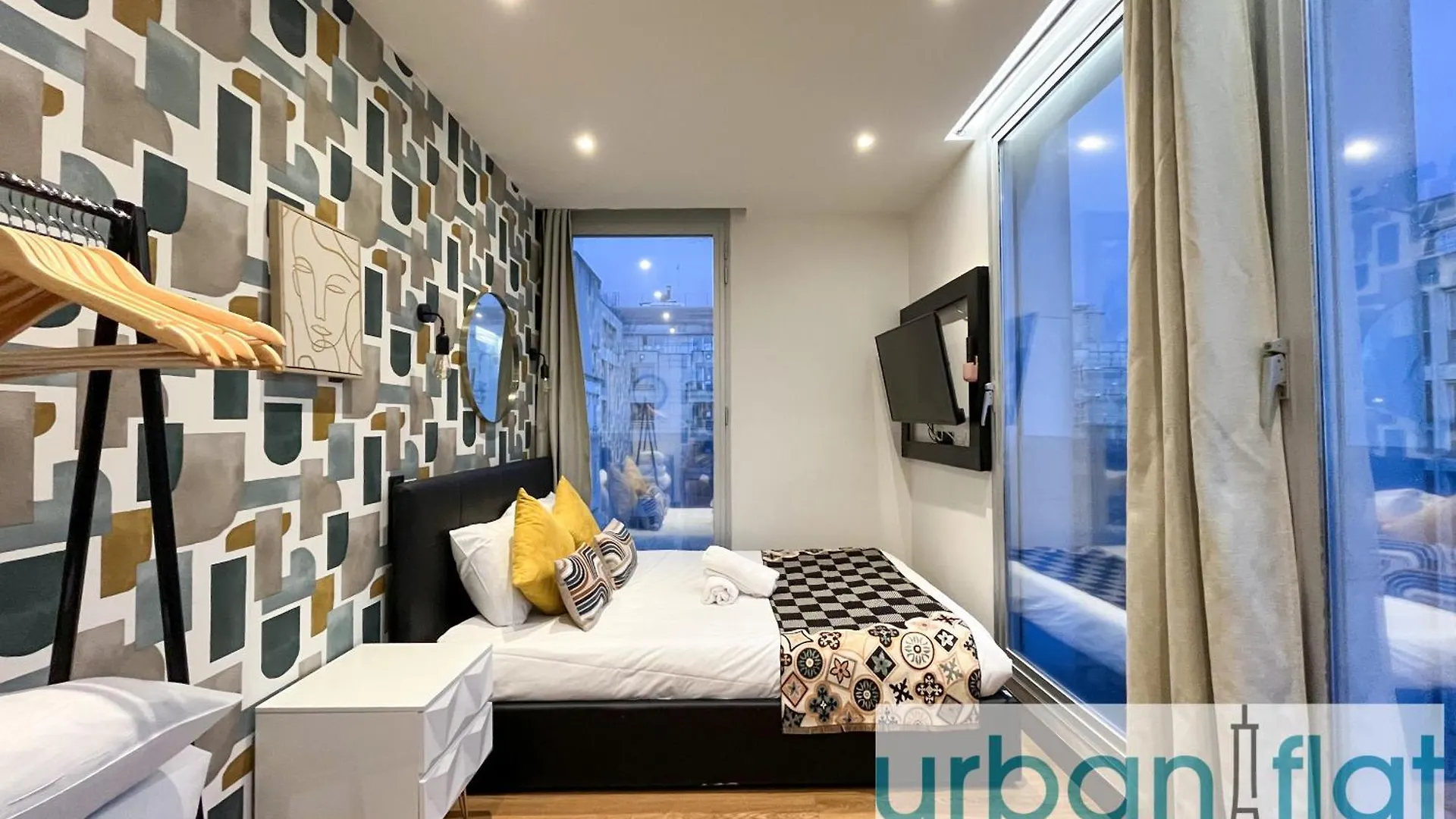 Urban Flat 129 - Sublime Art Love Champs-Elysees Parijs