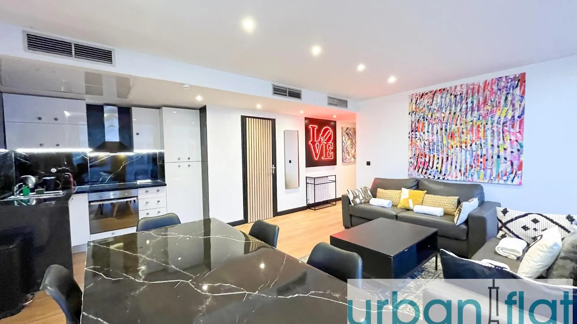 Urban Flat 129 - Sublime Art Love Champs-Elysees Parijs