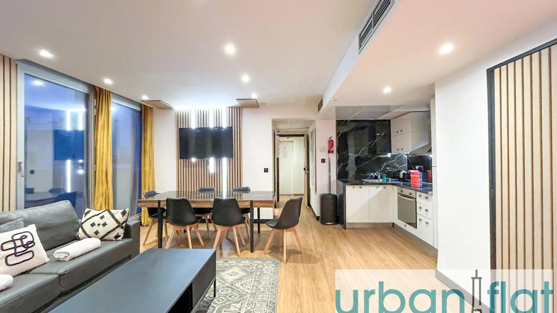 Urban Flat 129 - Sublime Art Love Champs-Elysees Parijs
