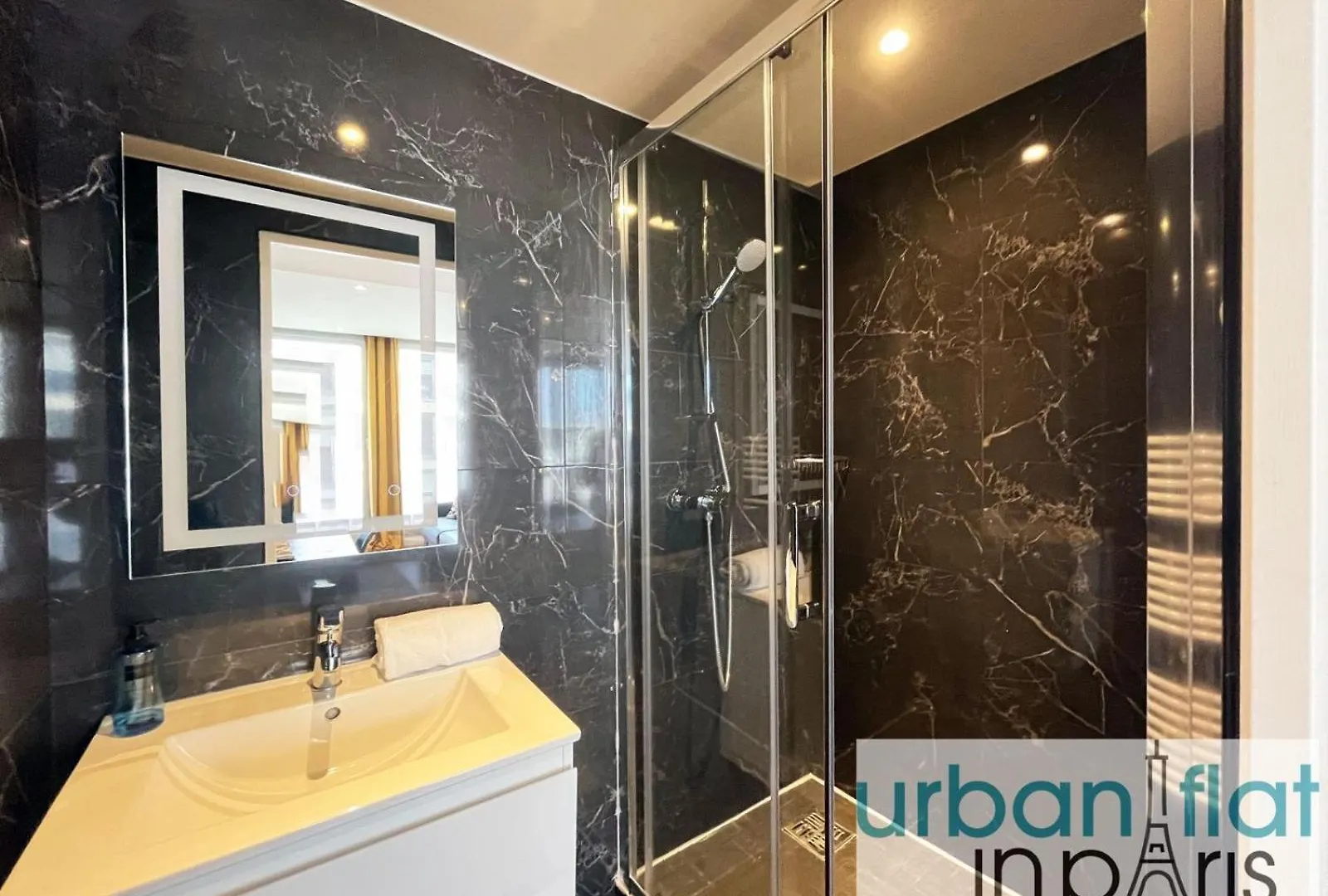 Urban Flat 129 - Sublime Art Love Champs-Elysees Paris Apartment